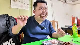 60岁大爷做48元羊肉串自助，每天现杀羊肉，最多的吃了28串