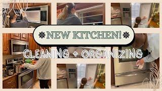 LET’S CLEAN AND ORGANIZE OUR NEW HOME!