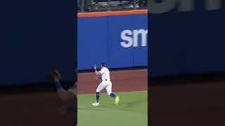 Jeff McNeil makes the running grab! 