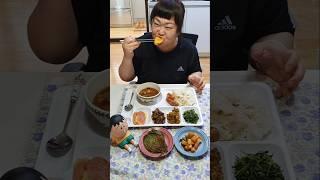 봉이네웙드구내식당 월요일 아침밥. 햄구이 분홍소세지 된장찌개 #봉이네집밥 #구내식당#식판밥