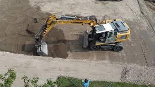 Bagger Liebherr 918, ein Kran und ein Minibagger