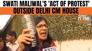 Swati Maliwal Protests by Spilling Polluted Water Outside CM Atishi's Residence | Delhi | News9