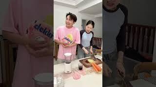 假装不小心把“小仓鼠”丢进榨汁机，女友被吓的哇哇叫！#搞笑 #姐妹 #整蛊 #funny