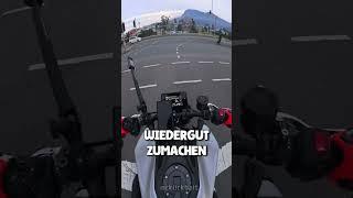 MotorradFahrer versucht Mädchen zu Beeindrucken 