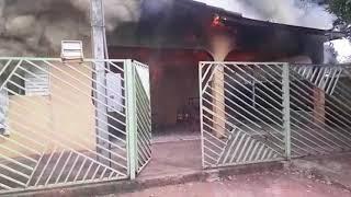 Casa pega fogo e mata mãe e filha carbonizadas; imagens mostram momento do incêndio