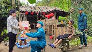 Kind policeman gives single mother flowers on International Women's Day and takes her home