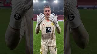 Borussia-Dortmund-Keeper Marcel Lotka freut sich über das Premiummodell #THEWall made by POPE‘s!