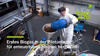 Erstes Biogas während der Inbetriebnahme einer Pilotanlage für erneuerbares Methan