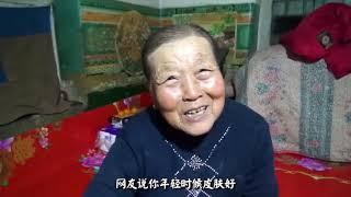 山西晋北农村，49岁女儿给84岁老父亲洗脚，感谢养育之恩，想哭