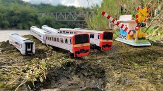 Mencari dan Menemukan Mainan Kereta Api Listrik KRL Commuterline,CC201,CC206 dan Gerbong Di Sungai