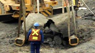 Un Conducteur D’excavatrice Brise une Roche Dure. Il n’a Aucune Idée de ce Qu'il a Fait