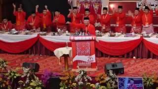 Malaysia PM Najib Razak getting a standing ovation at the Umno General Assembly