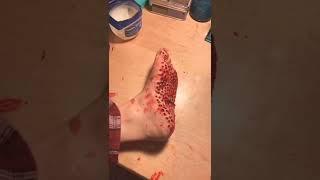 اخطر الخدع عمل تقوب باستعمال المكياج / I used makeup to make holes on my feet  #sfx_makeup #shorts