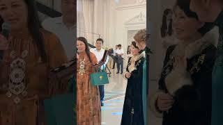 Димаш Кудайберген анасы Роза Рымбаева алтын сыйлады