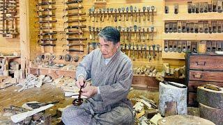 The process of making ladle. An 87-year-old craftsman who has been making ladles for 70 years.