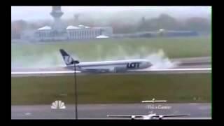 Pilot lands plane without wheels