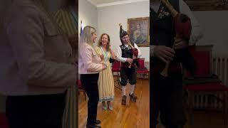 Oscar Fernández interpreta con la gaita la melodía del Grand Prix