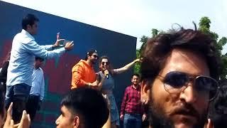 Varun Dhawan And Taapsee first Promotional Video at JNU. Amazing Dance and Make fun and Noice