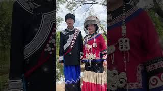 Put on national costumes for parents  they are the most beautiful and handsome at this moment!