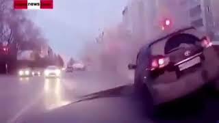 Прорвало водопровод пямо под машиной