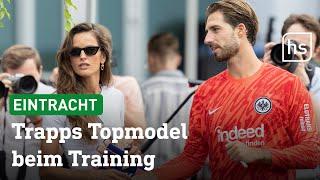 Topmodel Izabel Goulart schaut ihrem Kevin Trapp beim SGE-Training zu | hessenschau