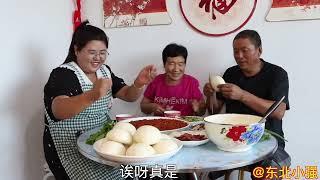 Li He makes northeast characteristic chili foam and steamed bread into Chinese hamburgers. It is re