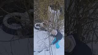 Спасающая ястреба в Нарве женщина провалилась в яму с водой. Все завершилось благополучно