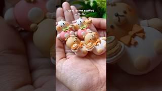 Making a miniature clay Jim-Jam biscuits 