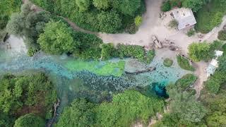 Blue Eye in Albanien aus der Luft gefilmt