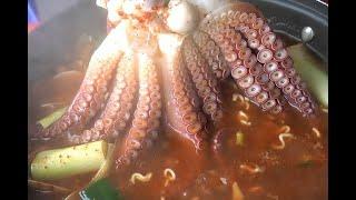 (주문진/소돌항) 문어라면에 산 문어 한마리가 통째로 풍덩! Grandma's Seafood(Octopus) Ramen Noodles [맛있겠다 Yummy]