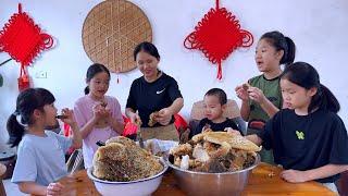 The honey harvest was abundant and sweet,and the five children were very happy to eat it.