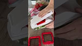 С помощью овощерезки режьте салаты легко и быстро