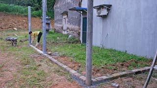 Building a house with cement columns using PC plastic pipe molds