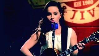 Eve Baxter (Kaitlyn Dever) sings a soulful, from the heart song