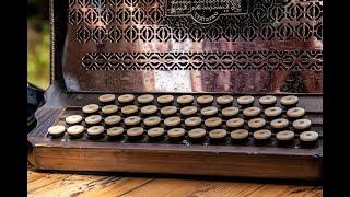 Russian bayanist surprised the Vietnamese. Sibiryak performs rock music on an old accordion