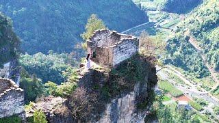 贵州深山悬崖上发现两座神秘房子，爬上去腿都在发抖，这到底是怎么建上去的？｜Two mysterious houses found on a cliff in Guizhou