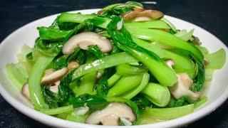 Stir-fried shiitake mushrooms with small green vegetables are so delicious, the color is green,