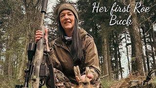 Female Hunter's First Roe Buck: A Thrilling Hunt and Clean Shot!