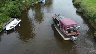 Boot fahren aus der Vogelperspektive