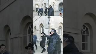 Police Officer KICKS OUT Jewish Tourists For Disrespecting Royal Guard #royalguards #kingsguard