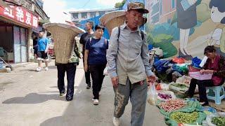 西部熱鬧的市場，玉米一塊錢一斤，太便宜了