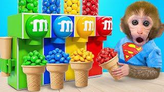 Bebe Mono Bonbon limpia la casa y come deliciosos caramelos M&M - MONO BONBON ESP