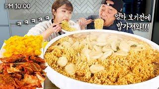 ENG SUB) 10 bags of Korean ramen with Dad  Rice with rice cake ramen soup Family Mukbang Manli