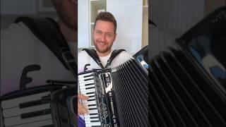 Угадай песню которую играет аккордеонист баянист на 1 мая #аккордеон #баян #аккордеонист #музыка
