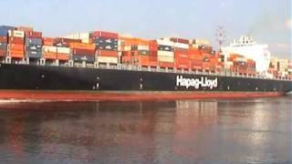 MS "Savannah Express " (Hapag Lloyd) auf der Elbe