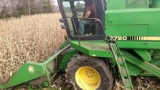 John Deere 7720 Shelling Corn