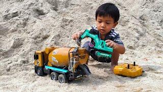 Forced milling machine, excavator​, transporting sand that is traversed by real truck mortar.