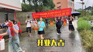 秋子跟丫头哥开业大吉！雨锅跟小伙伴们一起去庆祝，场面热闹非凡