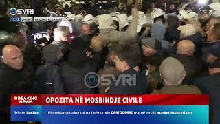 Pamje të dhunshme nga Policia e Shtetit, ja si sulmojnë protestuesit dhe deputetët...