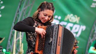 Claudia Hinker spielt die „Mooskirchner Polka“ gemeinsam mit „Die Lauser“ auf der Kaiser Wiesn!